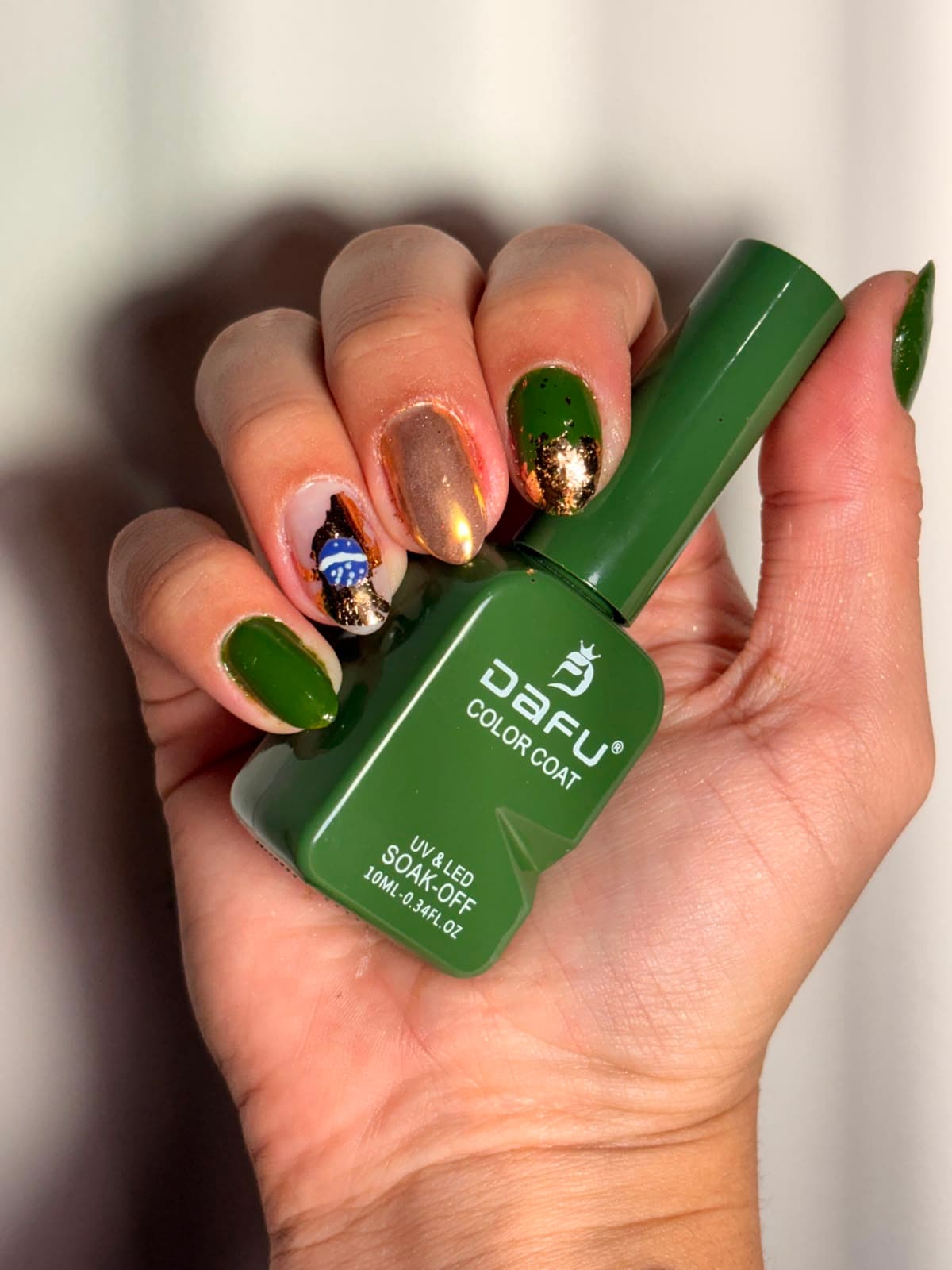 Nail art verde com bandeira do Brasil