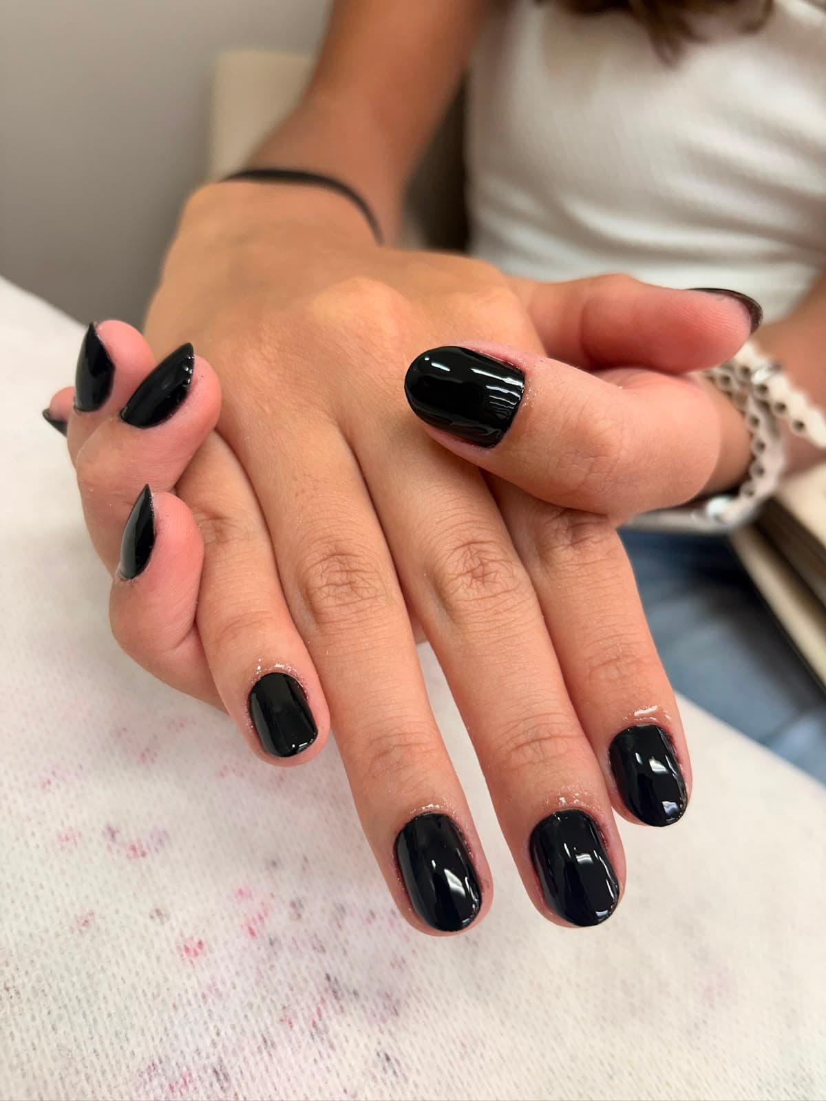 Unhas pretas estilo stiletto