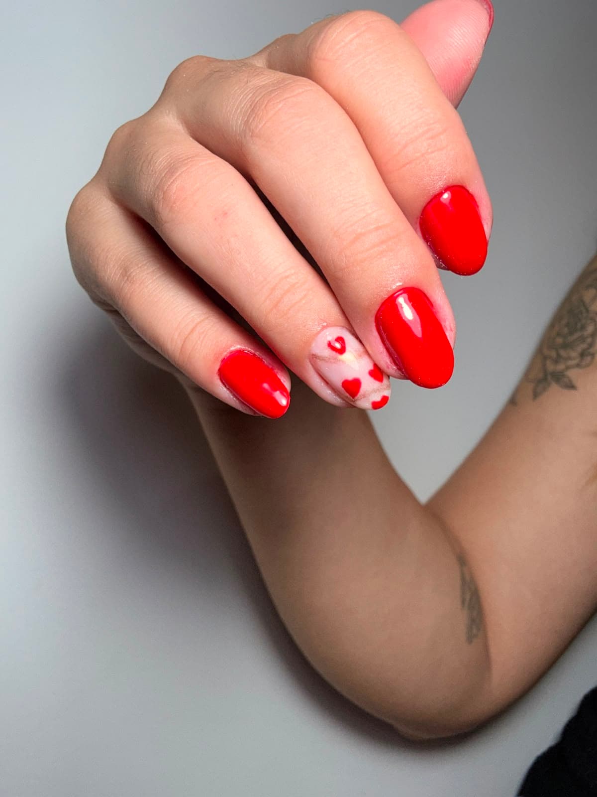 Nail art coração vermelho